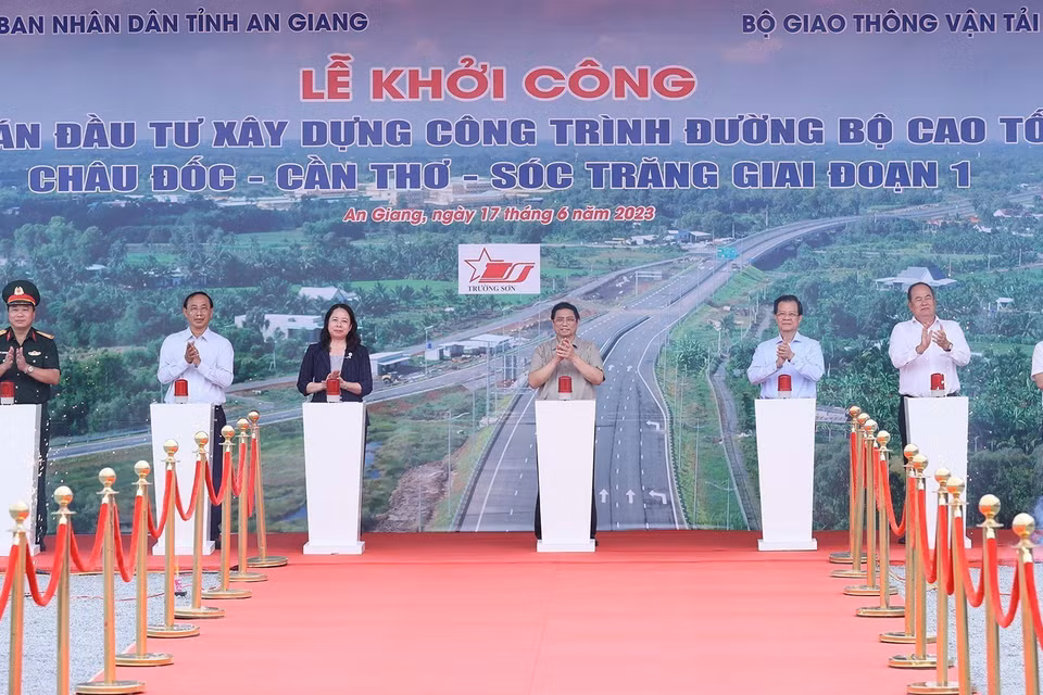 Thủ tướng Phạm Minh Chính và các đại biểu thực hiện nghi thức ấn nút khởi công tuyến Đường bộ Cao tốc Sóc Trăng-Cần Thơ-Châu Đốc giai đoạn 1. (Ảnh: Dương Giang/TTXVN)