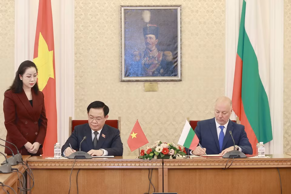 Chủ tịch Quốc hội Vương Đình Huệ và Chủ tịch Quốc hội Bulgaria Rosen Zhelyazkov ký Thỏa thuận hợp tác giữa hai Quốc hội. (Ảnh: Doãn Tấn/TTXVN)