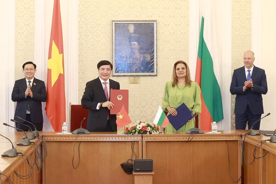 Chủ tịch Quốc hội Vương Đình Huệ và Chủ tịch Quốc hội Bulgaria Rosen Zhelyazkov chứng kiến lễ ký Thỏa thuận Hợp tác giữa Văn phòng Quốc hội Việt Nam và Văn phòng Quốc hội Bulgaria. (Ảnh: Doãn Tấn/TTXVN)