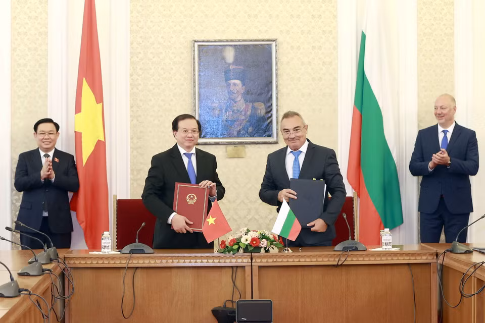 Chủ tịch Quốc hội Vương Đình Huệ và Chủ tịch Quốc hội Bulgaria Rosen Zhelyazkov chứng kiến lễ ký Thỏa thuận Hợp tác về Văn hóa; Thỏa thuận hợp tác về Du lịch giữa hai nước. (Ảnh: Doãn Tấn/TTXVN)
