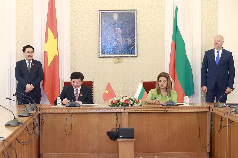 Chủ tịch Quốc hội Vương Đình Huệ và Chủ tịch Quốc hội Bulgaria Rosen Zhelyazkov chứng kiến lễ ký Thỏa thuận Hợp tác giữa Văn phòng Quốc hội Việt Nam và Văn phòng Quốc hội Bulgaria. (Ảnh: Doãn Tấn/TTXVN)