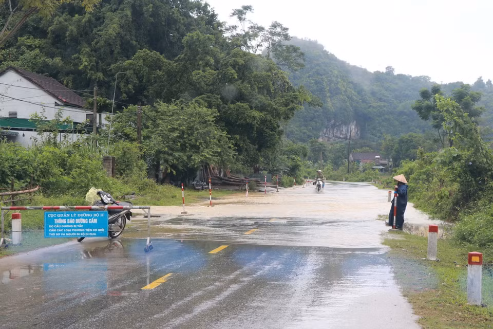 Quốc lộ 7 đoạn qua xã Cẩm Sơn, huyện Anh Sơn, Nghệ An bị ngập nước gây khó khăn cho các phương tiện giao thông. (Ảnh: Nguyễn Văn Nhật/TTXVN)