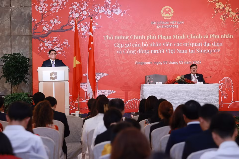 Thủ tướng Phạm Minh Chính phát biểu tại buổi gặp gỡ cán bộ, nhân viên các cơ quan đại diện và cộng đồng người Việt Nam tại Singapore. (Ảnh: Dương Giang/TTXVN)