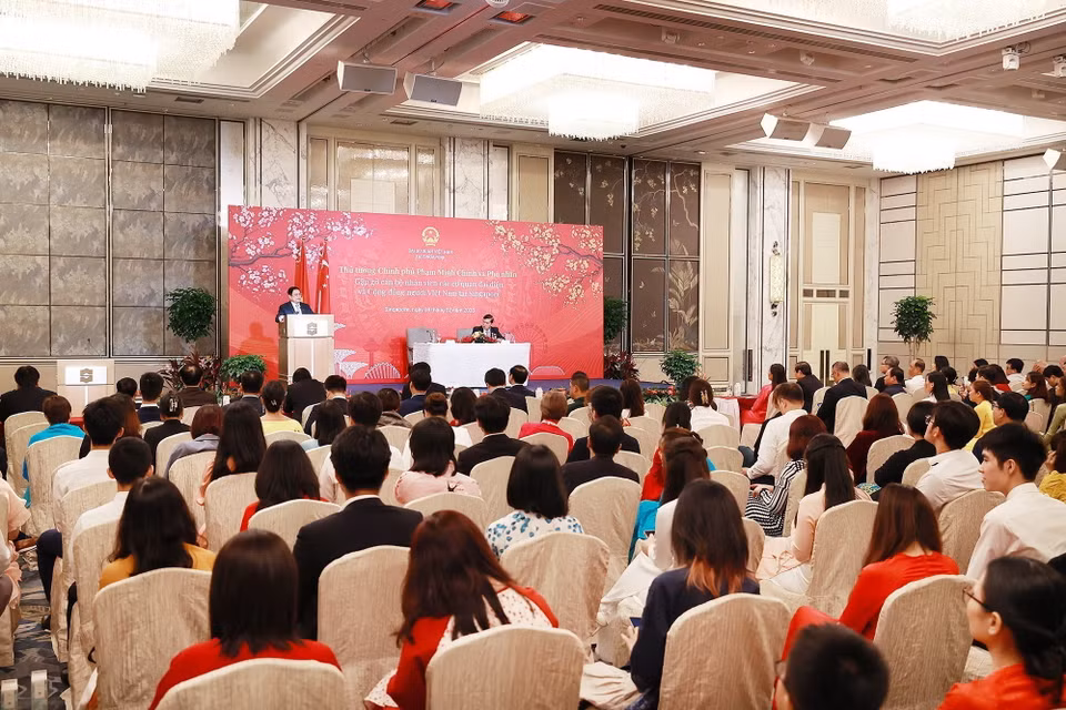 Quang cảnh buổi gặp cán bộ, nhân viên các cơ quan đại diện và cộng đồng người Việt Nam tại Singapore. (Ảnh: Dương Giang/TTXVN)
