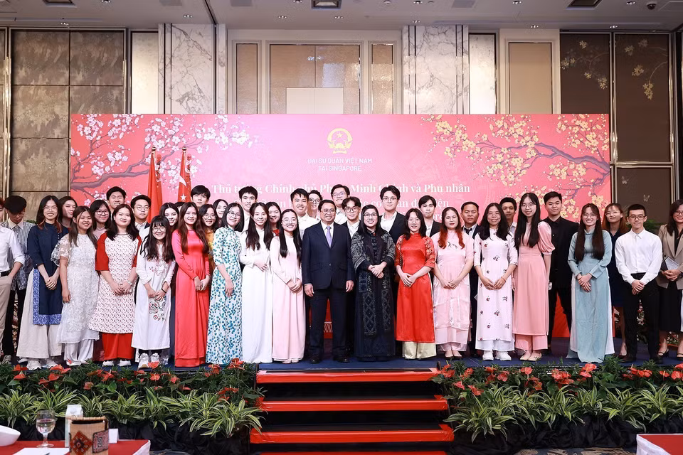 Thủ tướng Phạm Minh Chính và Phu nhân với cán bộ, nhân viên các cơ quan đại diện và cộng đồng người Việt Nam tại Singapore. (Ảnh: Dương Giang/TTXVN)