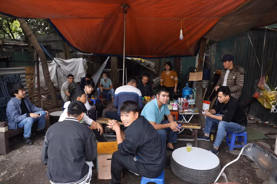 Quán nước là nơi tụ tập nhiều ngày nay của một số lái xe chờ đăng kiểm tại Trạm đăng kiểm 29-32 D. (Ảnh: Hoàng Hiếu/TTXVN)