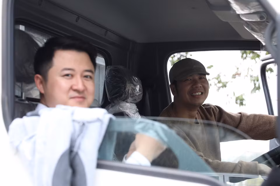 Anh Phạm Minh Châu (Ngọc Hồi) đến trung tâm từ 3h sáng ngày 12/1, đến 16h vẫn chưa tới lượt. (Ảnh: Hoàng Hiếu/TTXVN)