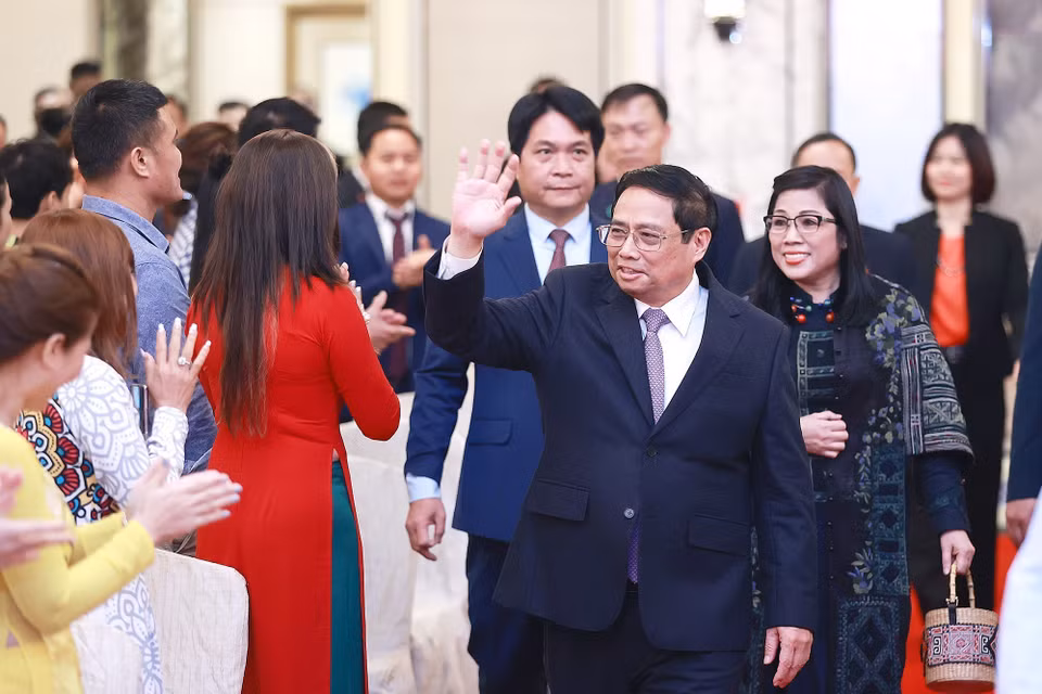 Thủ tướng Phạm Minh Chính và Phu nhân đến buổi gặp gỡ cán bộ, nhân viên các cơ quan đại diện và cộng đồng người Việt tại Singapore. (Ảnh: Dương Giang/TTXVN)