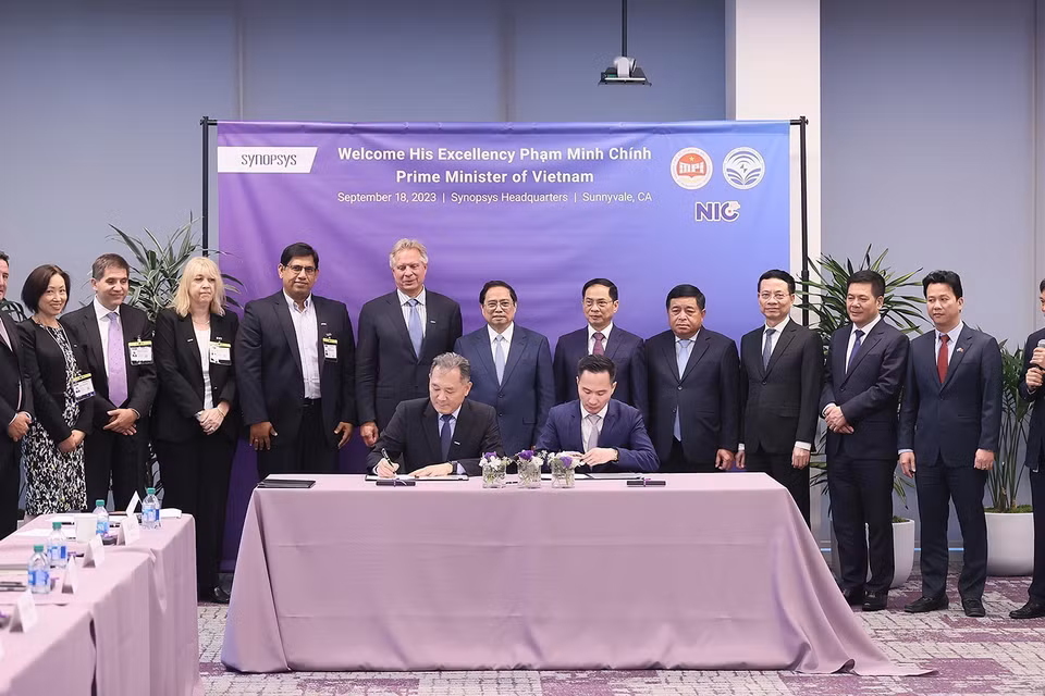 Thủ tướng Phạm Minh Chính chứng kiến ký kết hợp tác giữa Bộ Thông tin và Truyền thông với Công ty Synopsys. (Ảnh: Dương Giang/TTXVN)