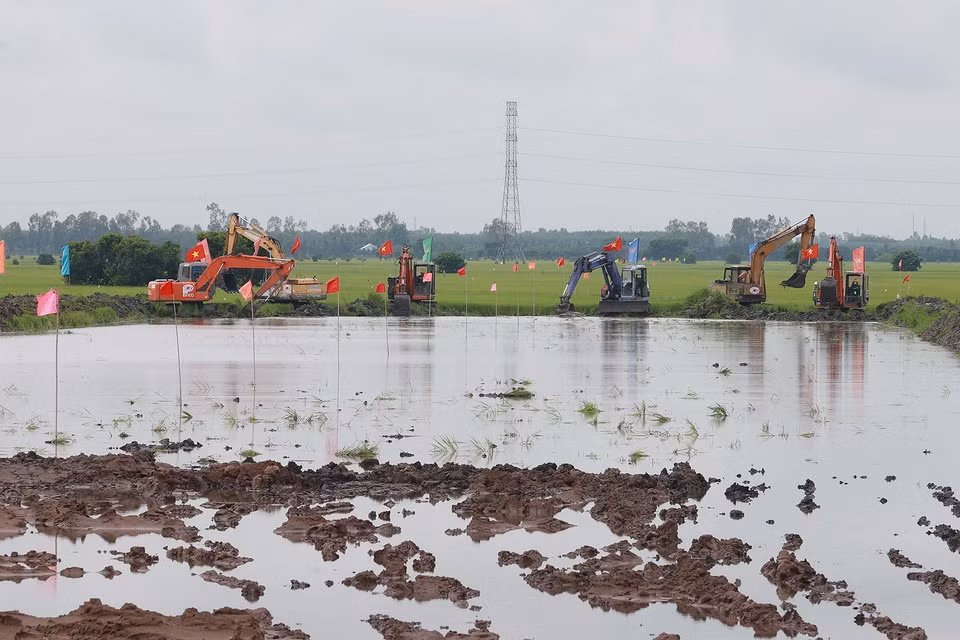 Phương tiện cơ giới thi công Dự án tuyến Đường bộ Cao tốc Sóc Trăng-Cần Thơ-Châu Đốc giai đoạn 1 đoạn qua tỉnh An Giang. (Ảnh: Dương Giang/TTXVN)