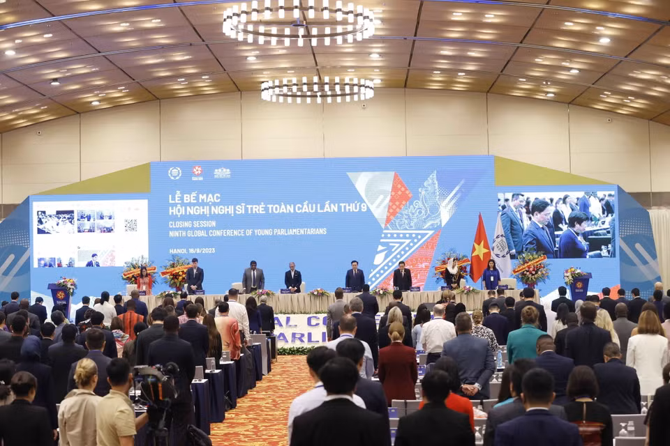 Chủ tịch Quốc hội Vương Đình Huệ và đại biểu thực hiện nghi thức tưởng niệm nạn nhân vụ hỏa hoạn, thiên tai tại Phiên bế mạc. (Ảnh: Doãn Tấn/TTXVN)