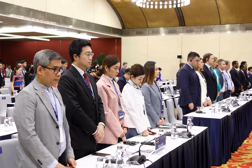 Các đại biểu tưởng niệm các nạn nhân xấu số trong vụ cháy xảy ra tại phố Khương Hạ, Thanh Xuân, Hà Nội. (Ảnh: TTXVN)