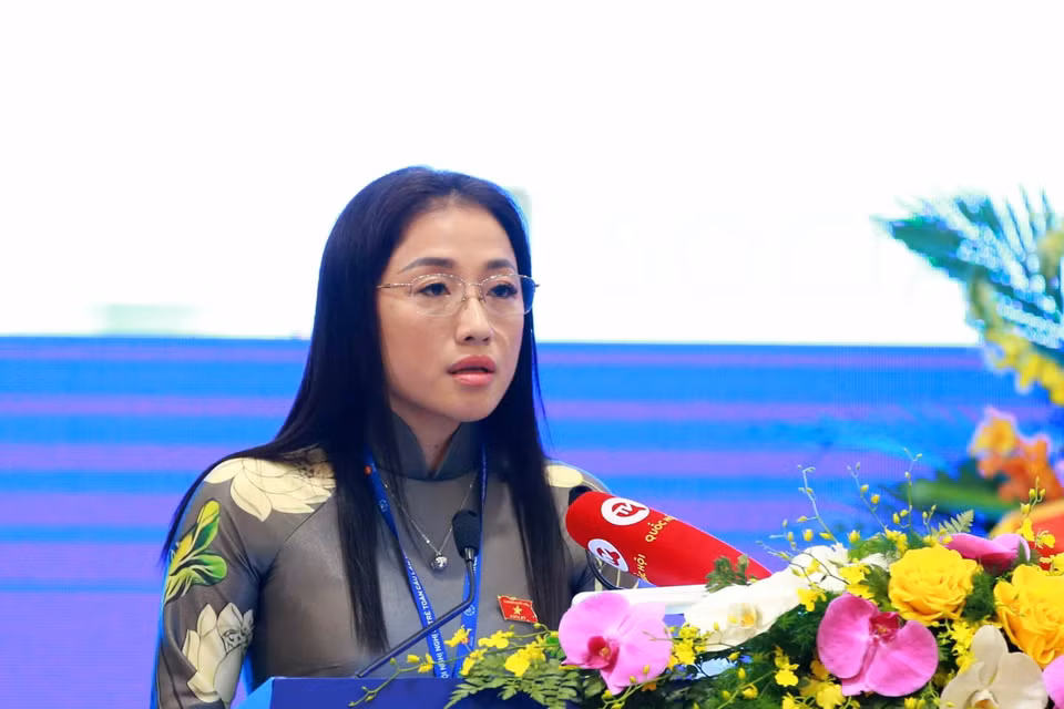 Đại biểu Quốc hội Việt Nam Trần Khánh Thu trình bày Báo cáo tóm tắt của Phiên thảo luận. (Ảnh: TTXVN)