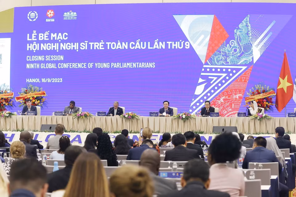 Chủ tịch Quốc hội Vương Đình Huệ và đại biểu dự Phiên Bế mạc. (Ảnh: TTXVN)