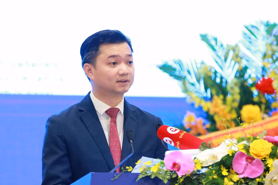 Bí thư Trung ương Đoàn Nguyễn Minh Triết trình bày báo cáo kết quả Tọa đàm 'Tăng cường năng lực số cho thanh niên.' (Ảnh: TTXVN)