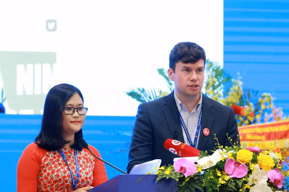 Chủ tịch Diễn đàn Nghị sỹ Trẻ IPU, Nghị sỹ Vương quốc Anh Dan Carden và Đại biểu Quốc hội Việt Nam Hà Ánh Phượng trình bày và thông qua Tuyên bố Hội nghị về vai trò của Giới Trẻ trong việc thúc đẩy thực hiện các Mục tiêu Phát triển Bền vững thông qua Chuyển đổi Số và Đổi mới Sáng tạo. (Ảnh: TTXVN)