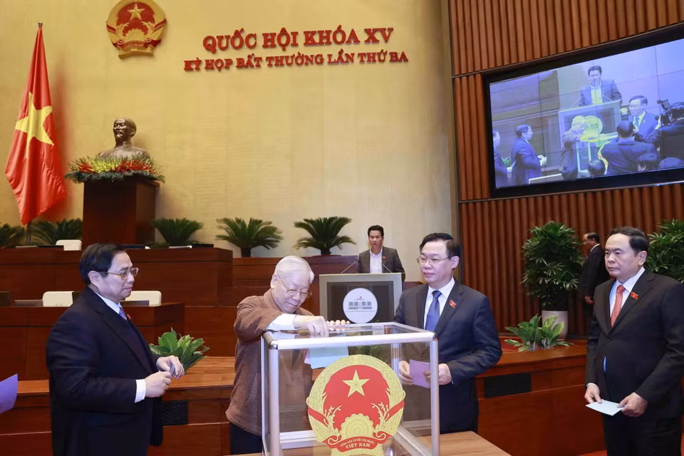 Tổng Bí thư Nguyễn Phú Trọng và các lãnh đạo Đảng, Nhà nước bỏ phiếu miễn nhiệm Chủ tịch nước Nguyễn Xuân Phúc. (Ảnh: Doãn Tấn/TTXVN)