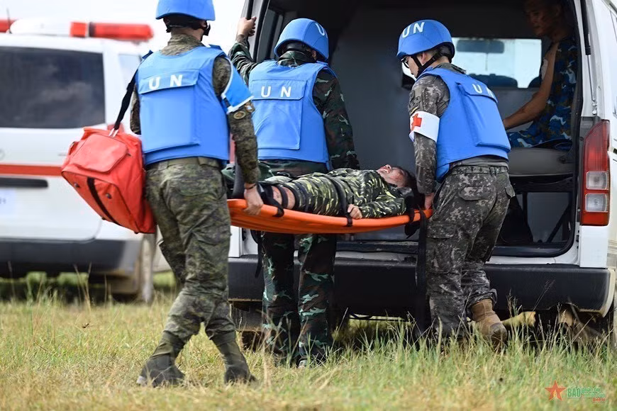Thượng tướng Phùng Sĩ Tấn, Phó Tổng Tham mưu trưởng Quân đội Nhân dân Việt Nam quán triệt nhiệm vụ cho các đơn vị tham gia diễn tập. (Ảnh: TTXVN phát)