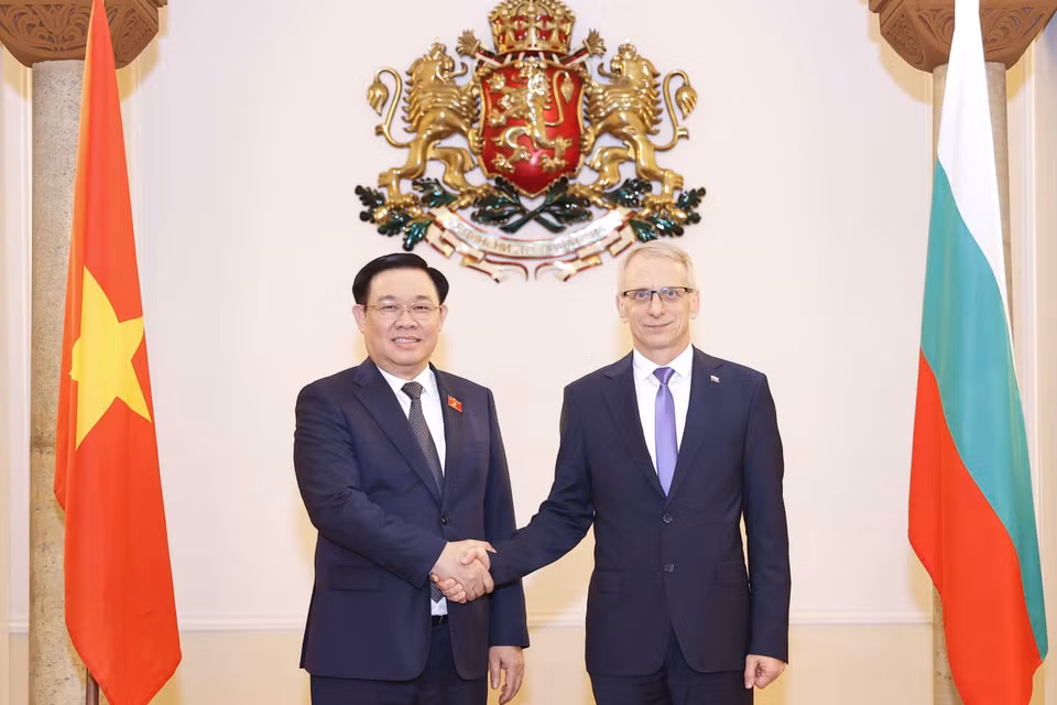 Chủ tịch Quốc hội Vương Đình Huệ và Thủ tướng Bulgaria Nikolai Denkov. (Ảnh: Doãn Tấn/TTXVN)