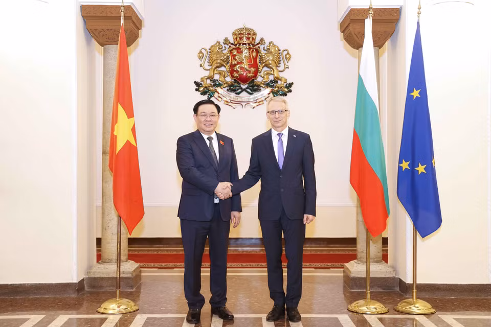 Chủ tịch Quốc hội Vương Đình Huệ hội kiến Thủ tướng Bulgaria Nikolai Denkov. (Ảnh: Doãn Tấn/TTXVN)