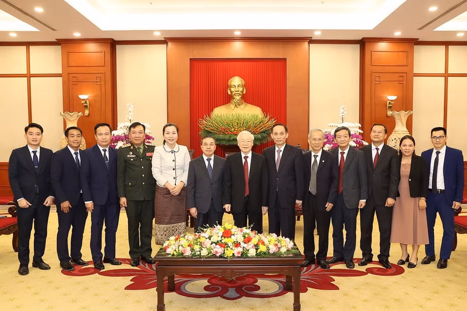 Tổng Bí thư Nguyễn Phú Trọng và Đại sứ Đặc mệnh toàn quyền nước Cộng hòa Dân chủ Nhân dân Lào Sengphet Houngboungnuang cùng các đại biểu chụp ảnh chung. (Ảnh: Trí Dũng/TTXVN)
