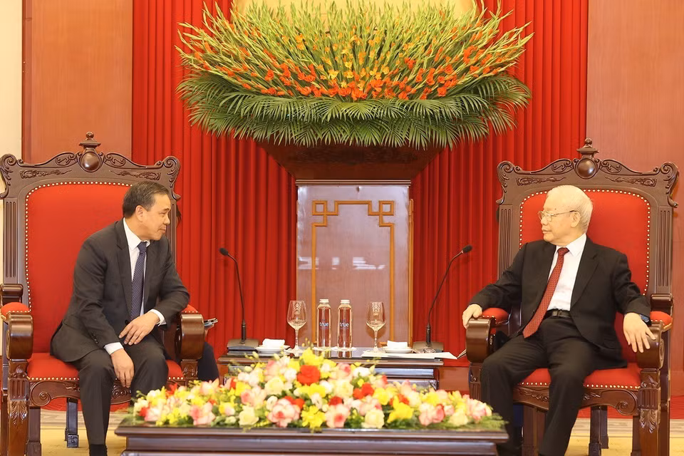 Tổng Bí thư Nguyễn Phú Trọng tiếp Đại sứ Đặc mệnh toàn quyền nước Cộng hòa Dân chủ Nhân dân Lào Sengphet Houngboungnuang. (Ảnh: Trí Dũng/TTXVN)