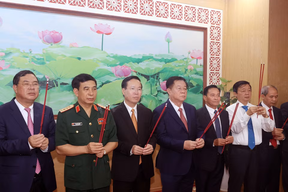 Chủ tịch nước Võ Văn Thưởng dâng hương Chủ tịch Hồ Chí Minh tại Trụ sở Tỉnh ủy. (Ảnh: Thống Nhất/TTXVN)