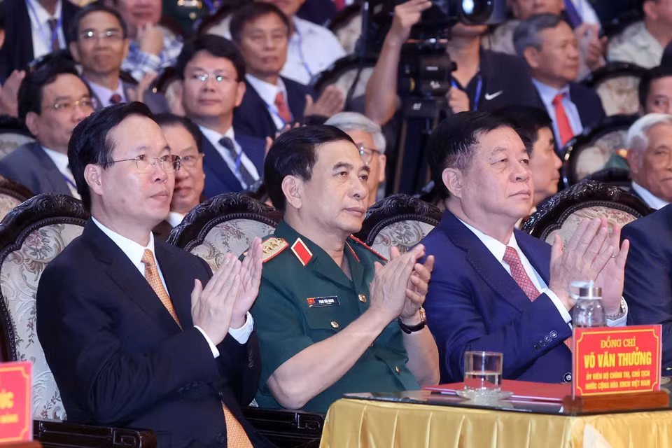 Chủ tịch nước Võ Văn Thưởng, các lãnh đạo, nguyên lãnh đạo Đảng Nhà nước dự Lễ kỷ niệm 60 năm Ngày Bác Hồ về thăm Đảng bộ và nhân dân tỉnh Nam Định. (Ảnh: Thống Nhất/TTXVN)