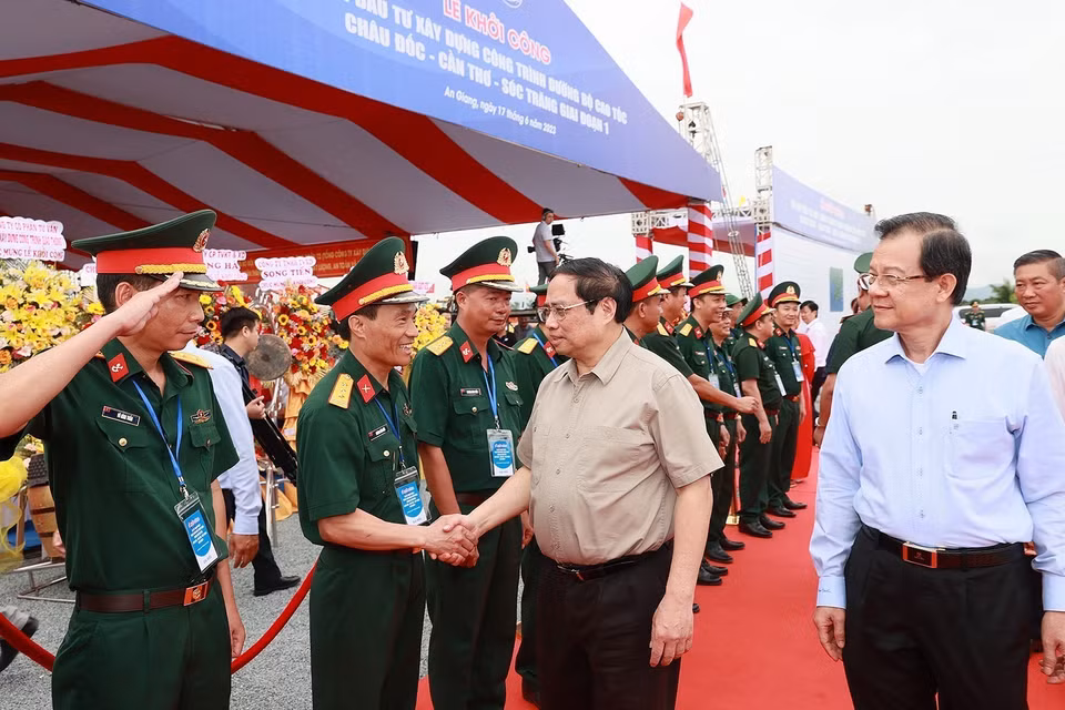 Thủ tướng Phạm Minh Chính đến dự Lễ khởi công tuyến Đường bộ Cao tốc Sóc Trăng-Cần Thơ-Châu Đốc. (Ảnh: Dương Giang/TTXVN)