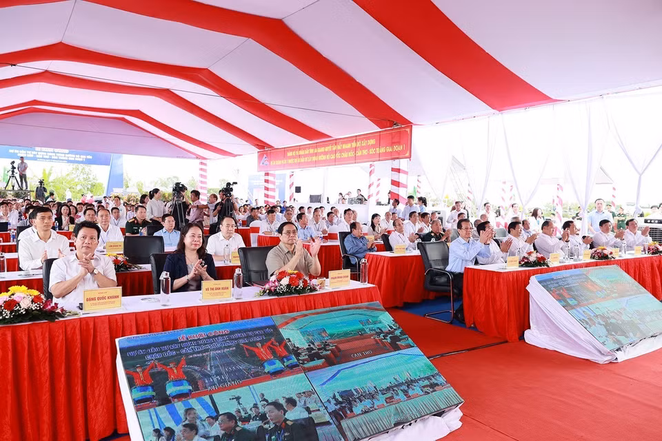 Thủ tướng Phạm Minh Chính và Phó Chủ tịch nước Võ Thị Ánh Xuân cùng các đại biểu dự lễ khởi công tuyến Đường bộ Cao tốc Sóc Trăng-Cần Thơ-Châu Đốc tại điểm cầu Châu Đốc, An Giang. (Ảnh: Dương Giang/TTXVN)