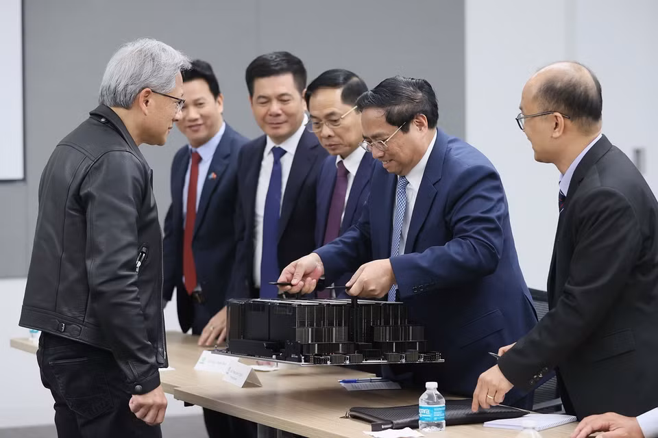 Thủ tướng Phạm Minh Chính xem sản phẩm của Công ty Sản xuất Chip bán dẫn NVIDIA. (Ảnh: Dương Giang/TTXVN)