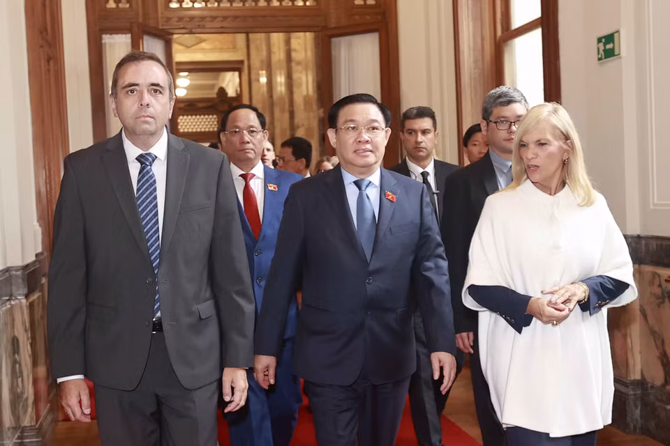 Chủ tịch Thượng viện Uruguay Beatriz Argimon và Chủ tịch Hạ viện Uruguay Sebastian Andujar đón Chủ tịch Quốc hội Vương Đình Huệ. (Ảnh: Doãn Tấn/TTXVN)