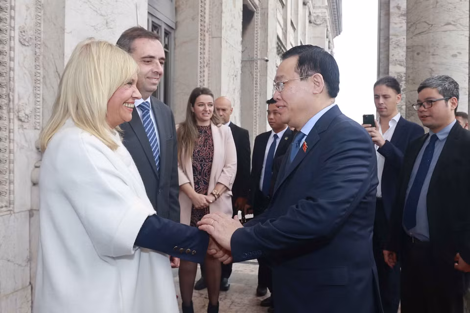 Chủ tịch Thượng viện Uruguay Beatriz Argimon và Chủ tịch Hạ viện Uruguay Sebastian Andujar đón Chủ tịch Quốc hội Vương Đình Huệ. (Ảnh: Doãn Tấn/TTXVN)