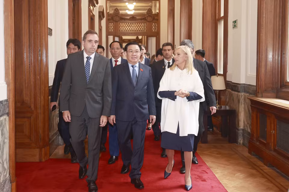 Chủ tịch Thượng viện Uruguay Beatriz Argimon và Chủ tịch Hạ viện Uruguay Sebastian Andujar đón Chủ tịch Quốc hội Vương Đình Huệ. (Ảnh: Doãn Tấn/TTXVN)