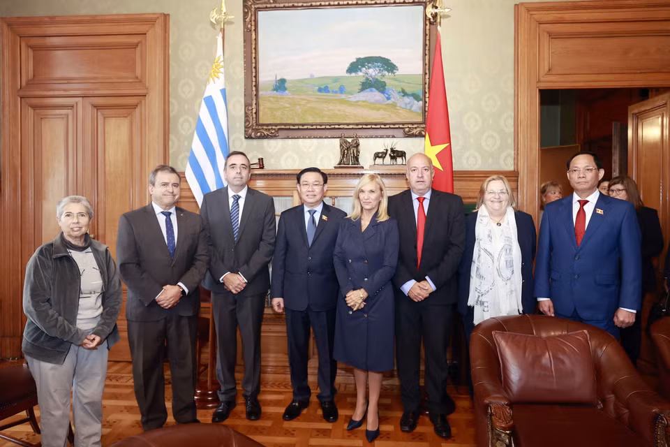 Chủ tịch Quốc hội Vương Đình Huệ với Chủ tịch Thượng viện Uruguay Beatriz Argimon và Chủ tịch Hạ viện Uruguay Sebastian Andujar cùng các đại biểu. (Ảnh: Doãn Tấn/TTXVN)