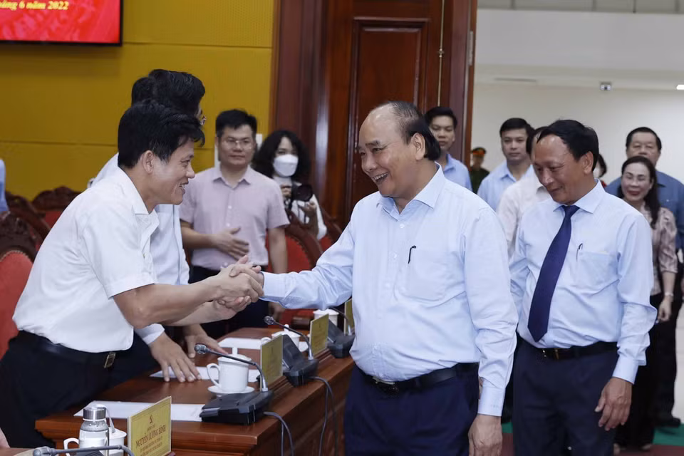 Chủ tịch nước Nguyễn Xuân Phúc với các đại biểu dự buổi làm việc với Ban Thường vụ Tỉnh uỷ Quảng Bình. (Ảnh: Thống Nhất/TTXVN)
