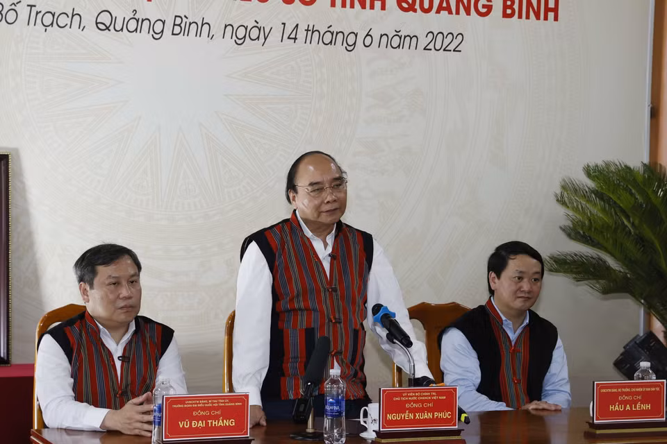 Chủ tịch nước Nguyễn Xuân Phúc làm việc với lãnh đạo huyện Bố Trạch, tỉnh Quảng Bình. (Ảnh: Thống Nhất/TTXVN)