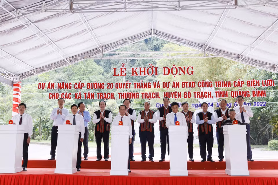 Chủ tịch nước Nguyễn Xuân Phúc dự Lễ khởi công nâng cấp lưới điện cho 2 xã Tân Trạch và Thượng Trạch Bố Trạch; dự án nâng cấp đường 20 Quyết Thắng. (Ảnh: Thống Nhất/TTXVN)