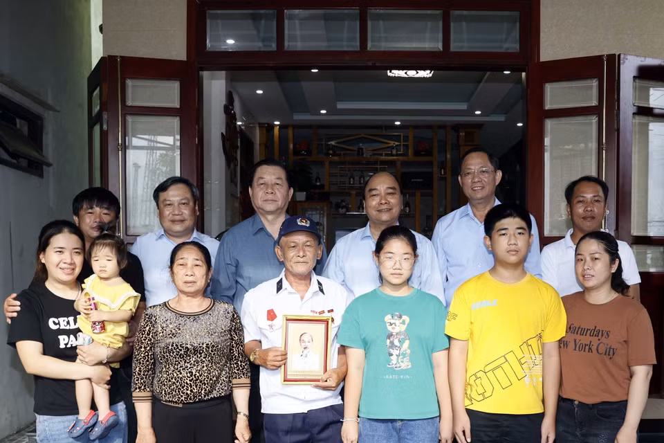 Chủ tịch nước Nguyễn Xuân Phúc thăm, tặng quà thương binh Nguyễn Thống tại thôn Mỹ Cảnh, xã Bảo Ninh, thành phố Đồng Hới. (Ảnh: Thống Nhất/TTXVN)