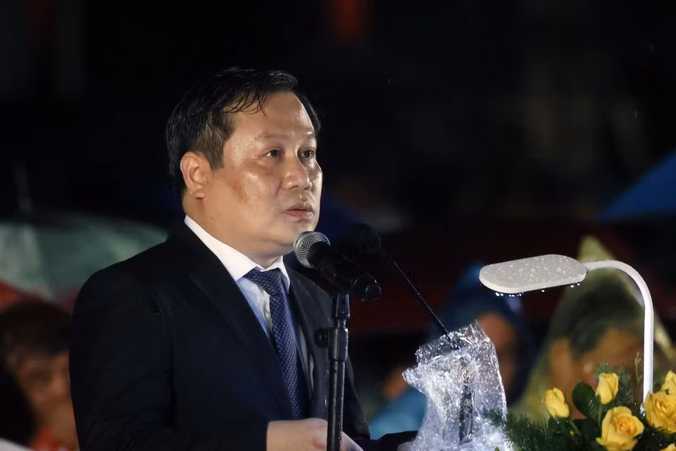 Ông Vũ Đại Thắng, Uỷ viên Trung ương Đảng, Bí thư Tỉnh uỷ Quảng Bình, báo công dâng Bác. (Ảnh: Thống Nhất/TTXVN)