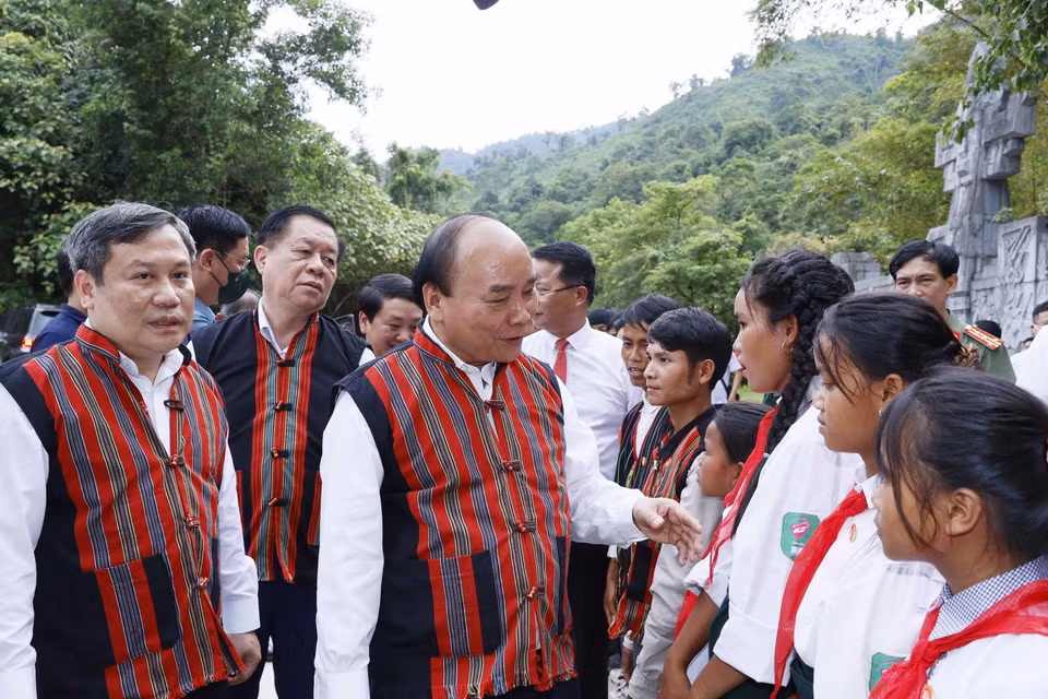 Chủ tịch nước Nguyễn Xuân Phúc với các em học sinh dân tộc thiểu số tại 2 xã Tân Trạch và Thượng Trạch. (Ảnh: Thống Nhất/TTXVN)