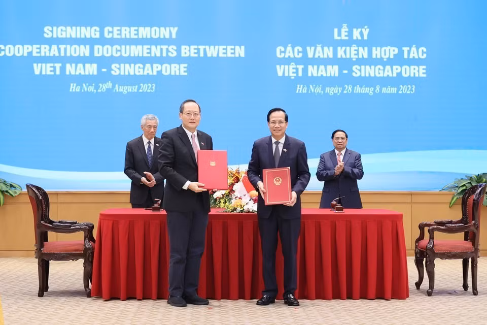 Thủ tướng Phạm Minh Chính và Thủ tướng Singapore Lý Hiển Long chứng kiến ký Bản ghi nhớ giữa Bộ Lao động-Thương binh và Xã hội Việt Nam và Bộ Nhân lực Singapore trong lĩnh vực phát triển kỹ năng và lao động. (Ảnh: Dương Giang/TTXVN)