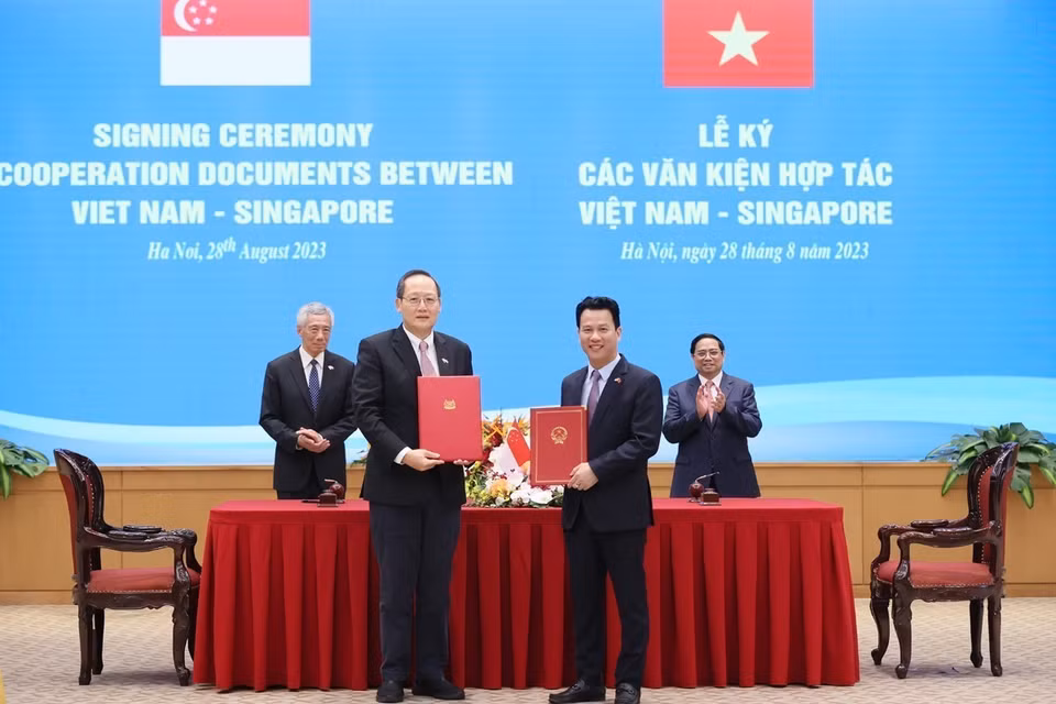 Thủ tướng Phạm Minh Chính và Thủ tướng Singapore Lý Hiển Long chứng kiến ký Ý định thư giữa Bộ Tài nguyên và Môi trường Việt Nam và Bộ Công Thương Singapore về việc tiếp tục thực hiện Bản ghi nhớ hợp tác theo Điều 6 Thỏa thuận Paris. (Ảnh: Dương Giang/TTXVN)