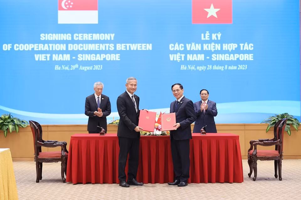 Thủ tướng Phạm Minh Chính và Thủ tướng Singapore Lý Hiển Long chứng kiến ký Thỏa thuận giữa Bộ Ngoại giao Việt Nam và Bộ Ngoại giao Singapore về Chương trình Nghiên cứu và Chương trình Nghiên cứu theo Chuyên đề dành cho cán bộ cao cấp Đảng Cộng sản Việt Nam (giai đoạn 2024 đến 2026). (Ảnh: Dương Giang/TTXVN)
