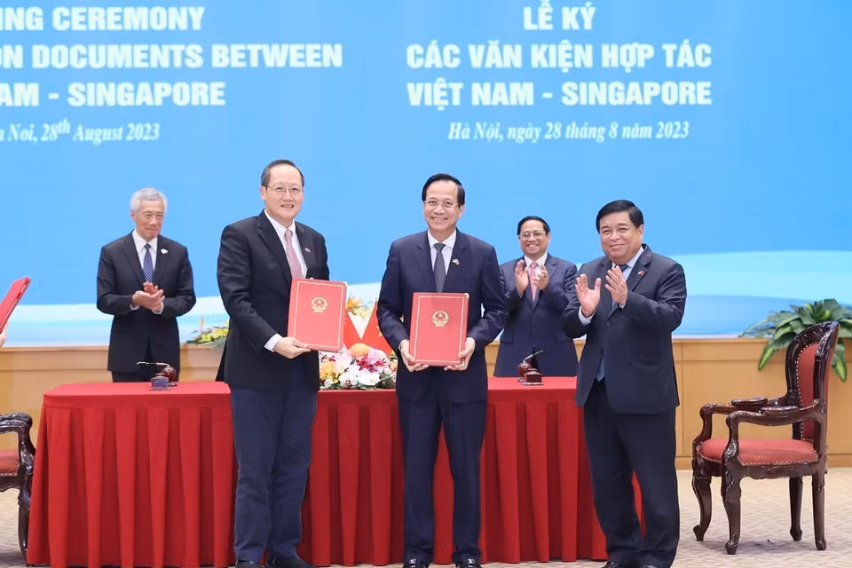 Thủ tướng Phạm Minh Chính và Thủ tướng Singapore Lý Hiển Long chứng kiến ký Biên bản ghi nhớ giữa Bộ Kế hoạch và Đầu tư Việt Nam và Bộ Công Thương Singapore về Chương trình Trao đổi Tài năng Đổi mới Sáng tạo Singapore-Việt Nam.(Ảnh: Dương Giang/TTXVN)