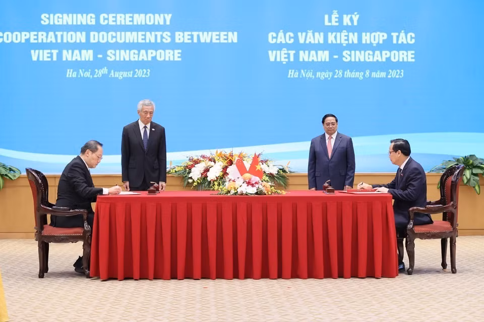 Thủ tướng Phạm Minh Chính và Thủ tướng Singapore Lý Hiển Long chứng kiến ký Bản ghi nhớ giữa Bộ Lao động-Thương binh và Xã hội Việt Nam và Bộ Nhân lực Singapore trong lĩnh vực phát triển kỹ năng và lao động. (Ảnh: Dương Giang/TTXVN)