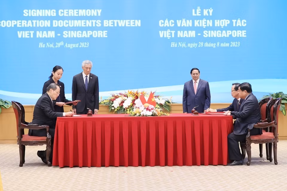 Thủ tướng Phạm Minh Chính và Thủ tướng Singapore Lý Hiển Long chứng kiến ký Biên bản ghi nhớ giữa Bộ Kế hoạch và Đầu tư Việt Nam và Bộ Công Thương Singapore về Chương trình Trao đổi tài năng đổi mới sáng tạo Singapore-Việt Nam.(Ảnh: Dương Giang/TTXVN)