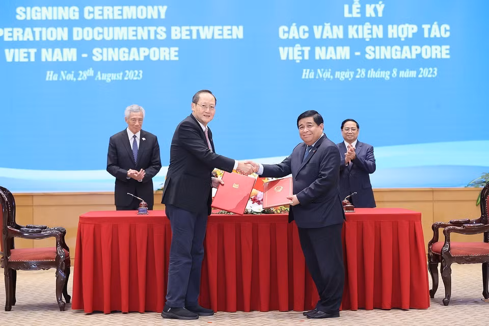 Thủ tướng Phạm Minh Chính và Thủ tướng Singapore Lý Hiển Long chứng kiến ký Công thư trao đổi về việc sửa đổi Hiệp định Khung Kết nối hai nền kinh tế Việt Nam-Singapore (năm 2005). (Ảnh: Dương Giang/TTXVN)