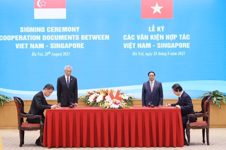 Thủ tướng Phạm Minh Chính và Thủ tướng Singapore Lý Hiển Long chứng kiến ký Bản ghi nhớ hợp tác trong lĩnh vực giáo dục giữa Bộ Giáo dục và Đào tạo Việt Nam và Bộ Giáo dục Singapore. (Ảnh: Dương Giang/TTXVN)