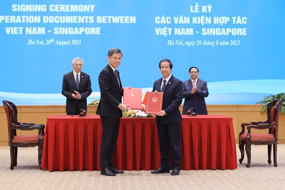 Thủ tướng Phạm Minh Chính và Thủ tướng Singapore Lý Hiển Long chứng kiến ký Bản ghi nhớ hợp tác trong lĩnh vực giáo dục giữa Bộ Giáo dục và Đào tạo Việt Nam và Bộ Giáo dục Singapore. (Ảnh: Dương Giang/TTXVN)